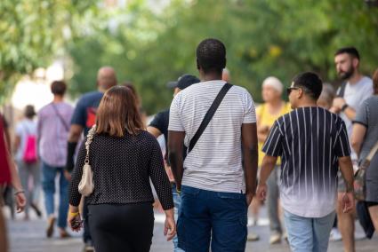 Migrantes en Menorca en busca de oportunidades sin poder conseguir la documentación.