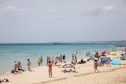 Otras personas que paseaban por la playa advirtieron el cuerpo del turista flotando en el mar.