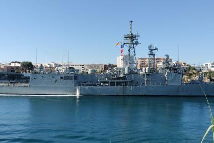 La fragata 'Navarra' ha entrado en el puerto de Maó poco antes de las 10 de la mañana