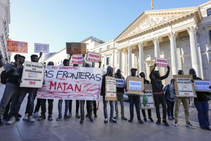 Protesta por la situación de los ‘sin papeles’ ante el Congreso.