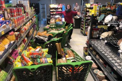 Compra de productes en un supermercat.