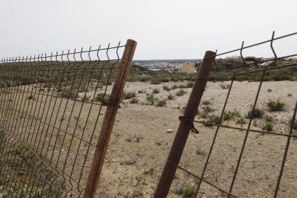 El terreno está despejado desde 2016, cuando se culminó la demolición de la obra que quedó a medias por declararse ilegal.   