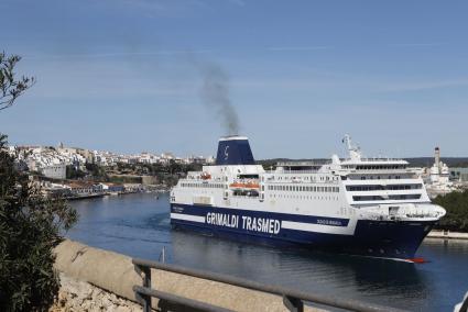 El «Ciudad de Granada» abandona el puerto de Maó, en una imagen captada a comienzos de este mes.