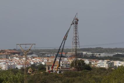 Dos grúas han empezado este martes a desmontar la antigua torre de telecomunicaciones de la Estación Naval de Maó.