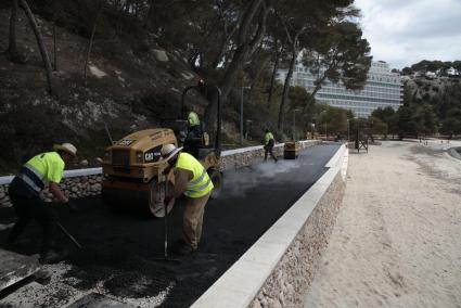 Este martes se producían las últimas tareas de reasfaltado de este tramo. 