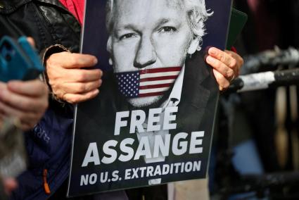 Seguidores de Julián Assange defienden al fundador de WikiLeaks frente al Tribunal Superior de Londres.