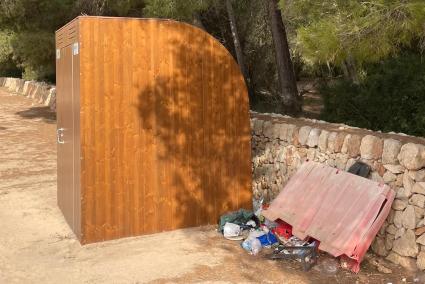 Que todavía no se hayan instalado papeleras en el aparcamiento del área natural de La Vall...