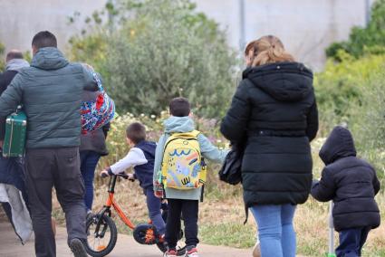 Los abrigos se han tenido que recuperar en la salida del colegio este lunes