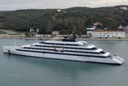 El superyate ha recalado en la rada mahonesa tras navegar bajo bandera de las Bahamas.