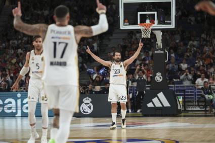 El escolta del Real Madrid Sergio Llull celebra una canasta ante el Baskonia, durante el primer partido de los cuartos de final de la Euroliga de baloncesto que disputan este martes en el Wizink Center.