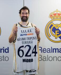 Llull sostiene la camiseta con la que el Real Madrid le obsequió tras su récord de triples