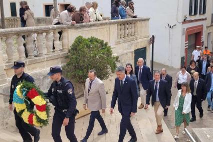 L'ofrena floral a l'estàtua del rei Jaume II, aquest dissabte a Alaior.