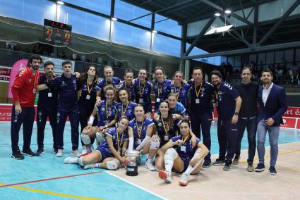 El Avarca, con el trofeo de subcampeonas de la Liga