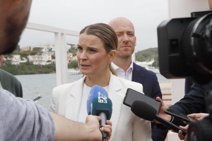 La presidenta, Marga Prohens, ha atendido a los medios en el puerto de Maó.