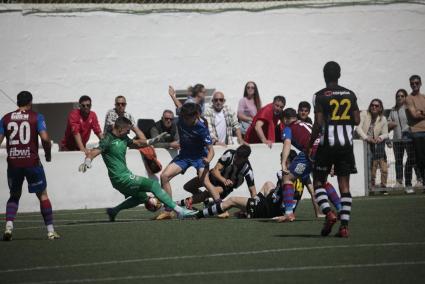 Barullo en el área local durante el partido en Los Pinos, donde el Poblense se mostró muy efectivo