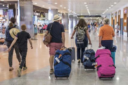 El aumento del tráfico aéreo en Menorca se empezó a notar a finales de marzo, con la Semana Santa y ahora ha dado un salto más con el inicio de la temporada.