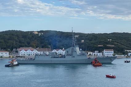 La fragata «Blas de Lezo», este martes por la mañana en la rada mahonesa.