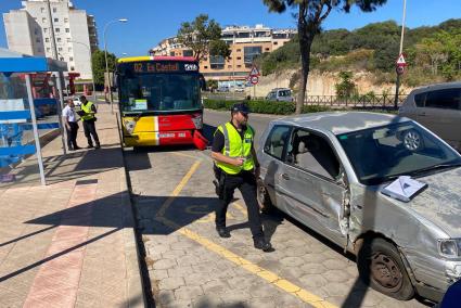 El vehículo y el autobús de linea tras el accidente de este jueves.