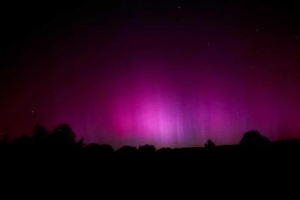 La aurora boreal vista esta madrugada desde la playa de Es Tancats.