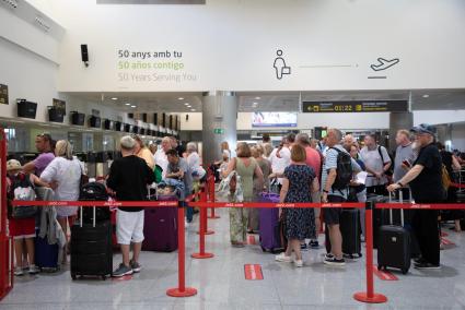 Turistas en el aeropuerto de Menorca