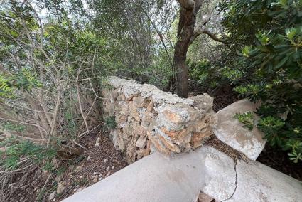 La nueva pared levantada que impide el paso a los amarres.