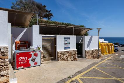 Estado actual de la zona reservada a contenedores de residuos en Cala Torret. 