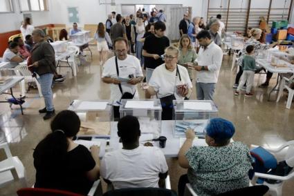 Imagen de archivo de las mesas de un colegio electoral