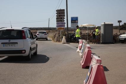 En el cruce de Son Vivó se restringe el paso cuando se llena el parking de Son Saura.