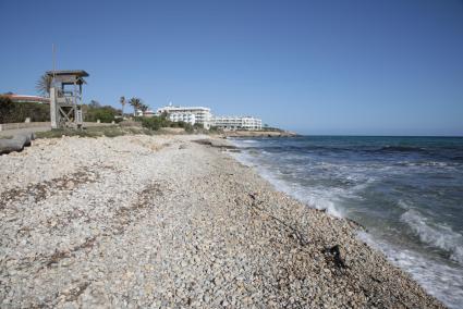 La falta de arena no permite instalar ningún tipo de servicio en la playa de Sant Adeodat.