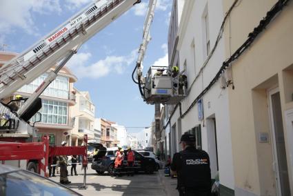 Los bomberos han tenido que rescatar a las personas que habían quedado atrapadas en el primer piso.