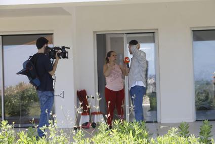 La okupa María Iguazo atiende a la televisión en su chalé recién okupado.