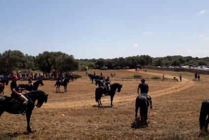 Cavallers i santjoaners de peu a terra van participar en aquesta trobada diumenge migdia.