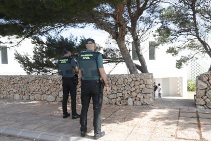 Dos agentes de la Guardia Civil ante el chalé de Coves Noves donde reside la familia.