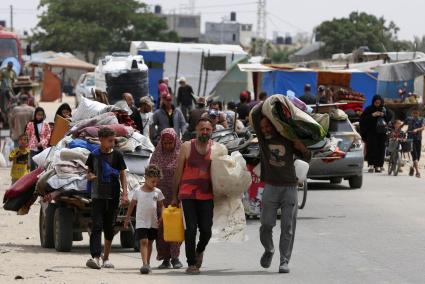 Palestinos desplazados en Rafah