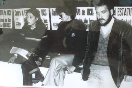 Cap a l’any 1980. Lola Romero i Pere Mascaró, ja desapareguts, amb Matilde Gomila, en un acte de Comissions Obreres