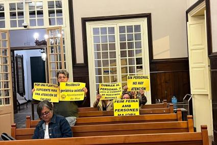 Protesta de trabajadoras del geriátrico de Maó en el pleno de abril.