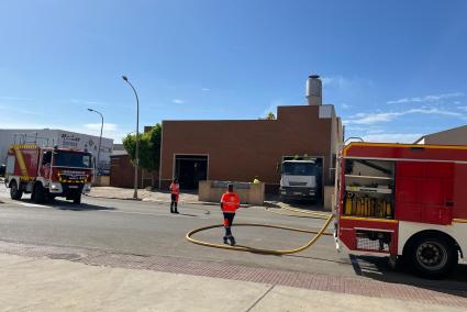 Se han desplazado tres camiones de bomberos.