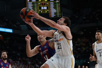 Llull penetra a canasta durante el partido 2 de las semifinales.