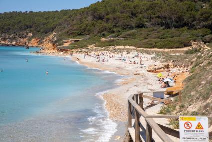 menorca binigaus nudisme nudismo amacas sombrillas turismo turisme