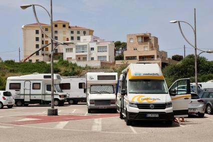 Este viernes, el aparcamiento del Paseo Marítimo de Maó estaba lleno de autocaravanas.