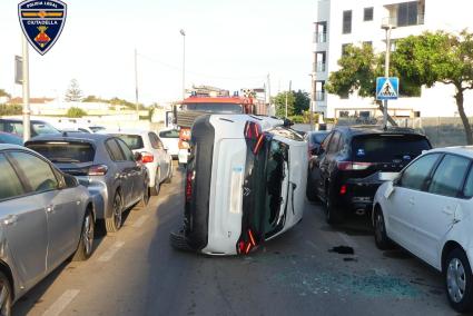 Los bomberos tuvieron que intervenir tras el accidente para voltear el vehículo volcado.