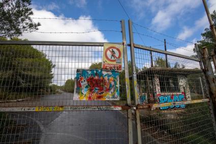 Aunque está prohibido el paso, son muchas las personas que entran en la antigua base de s’Enclusa.