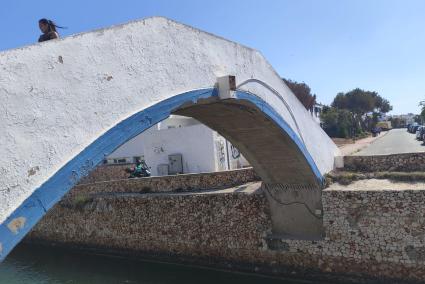 El forjado está a la vista por el desgaste del hormigón en el intradós, en la parte inferior del puente.