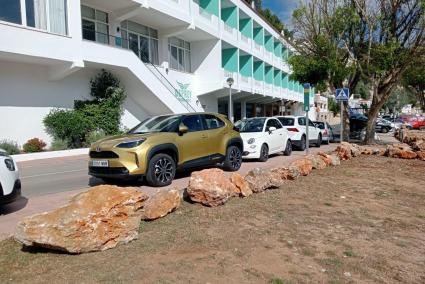 Tras el cierre del aparcamiento, los coches aparcaron desde la tarde de ayer sobre la acera