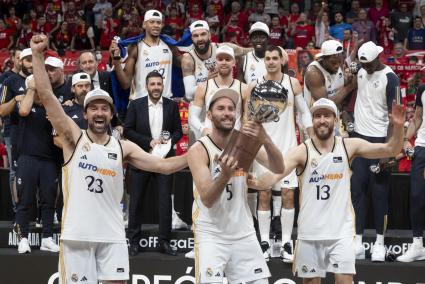 En primer término, Llull, Rudy Fernández, a punto de alzar la copa, y Sergio Rodríguez, tras ganar el título