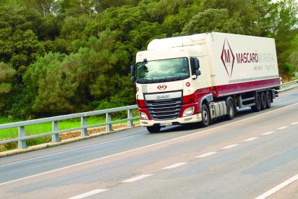 Uno de los camiones de Mascaró Morera por la carretera general de Menorca.