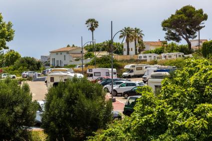 En muchos aparcamientos de la Isla, como este de la zona de Sa Punta de Maó, las autocaravanas de los turistas conviven con las de muchos residentes que han sido expulsados del mercado inmobiliario y han optado por esta forma de vida