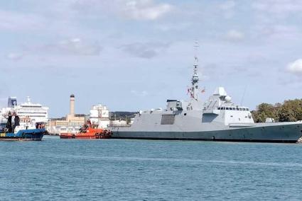 Momento en el que la fragata francesa atraca en un muelle de la Base Naval del puerto de Maó.