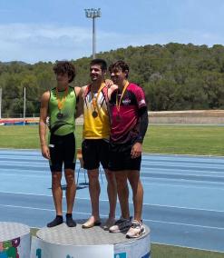 Bià Pons, en el centro de la imagen, con una de las medallas que logró.