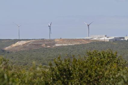 Los tres molinos del parque eólico de Milà, en la actualidad fuera de servicio.